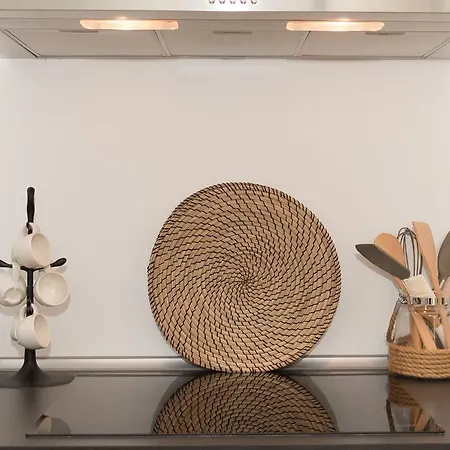 Апартаменты Aretousa Deluxe Downtown