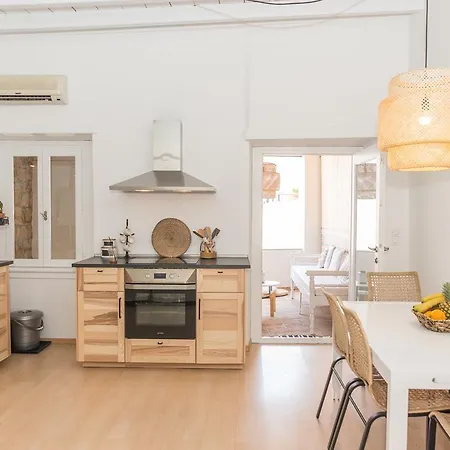 Aretousa Deluxe Downtown Апартаменты *